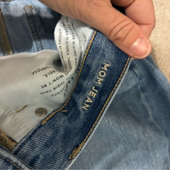 American Eagle Blue Distressed Mom Jean Women’s Size 6 Regular - Picture 3 of 11